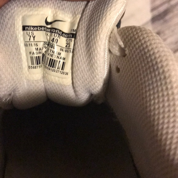 Women Nike Sneakers size 6 with Box - Picture 2 of 5